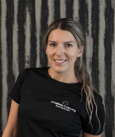 Lächelnde Frau in schwarzem Chalets Coburg Boutique Spa Shirt