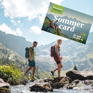 Wanderer überqueren felsigen Bach in Alpenlandschaft; Sommer Card Banner.