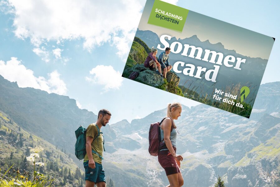 Wanderer überqueren felsigen Bach in Alpenlandschaft; Sommer Card Banner.