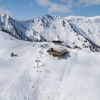 Schneebedecktes Alpen-Skigebiet mit Lift und Berghütte. | © ERWIN PETZ