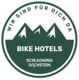 Rundes Abzeichen mit Bergsilhouette und Schladming Dachstein Bike Hotels