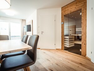 Moderner Essbereich mit Holzboden und Glas-Sauna