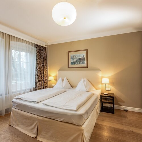 Hotel bedroom with double bed and bedside lamps