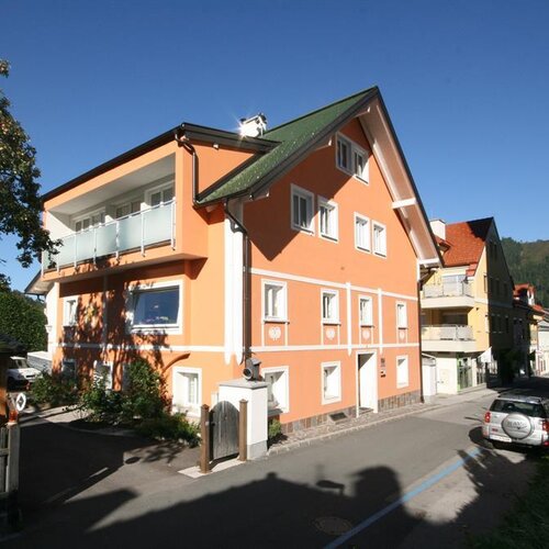 Orangenes Mehrfamilienhaus an sonniger Straße