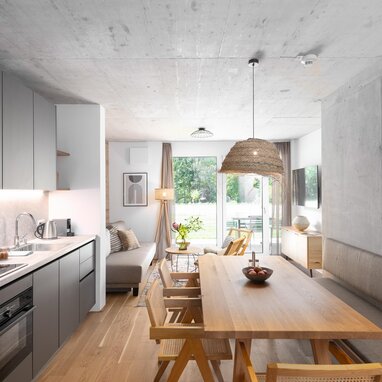 Moderner offener Küchen- und Wohnbereich mit Esstisch