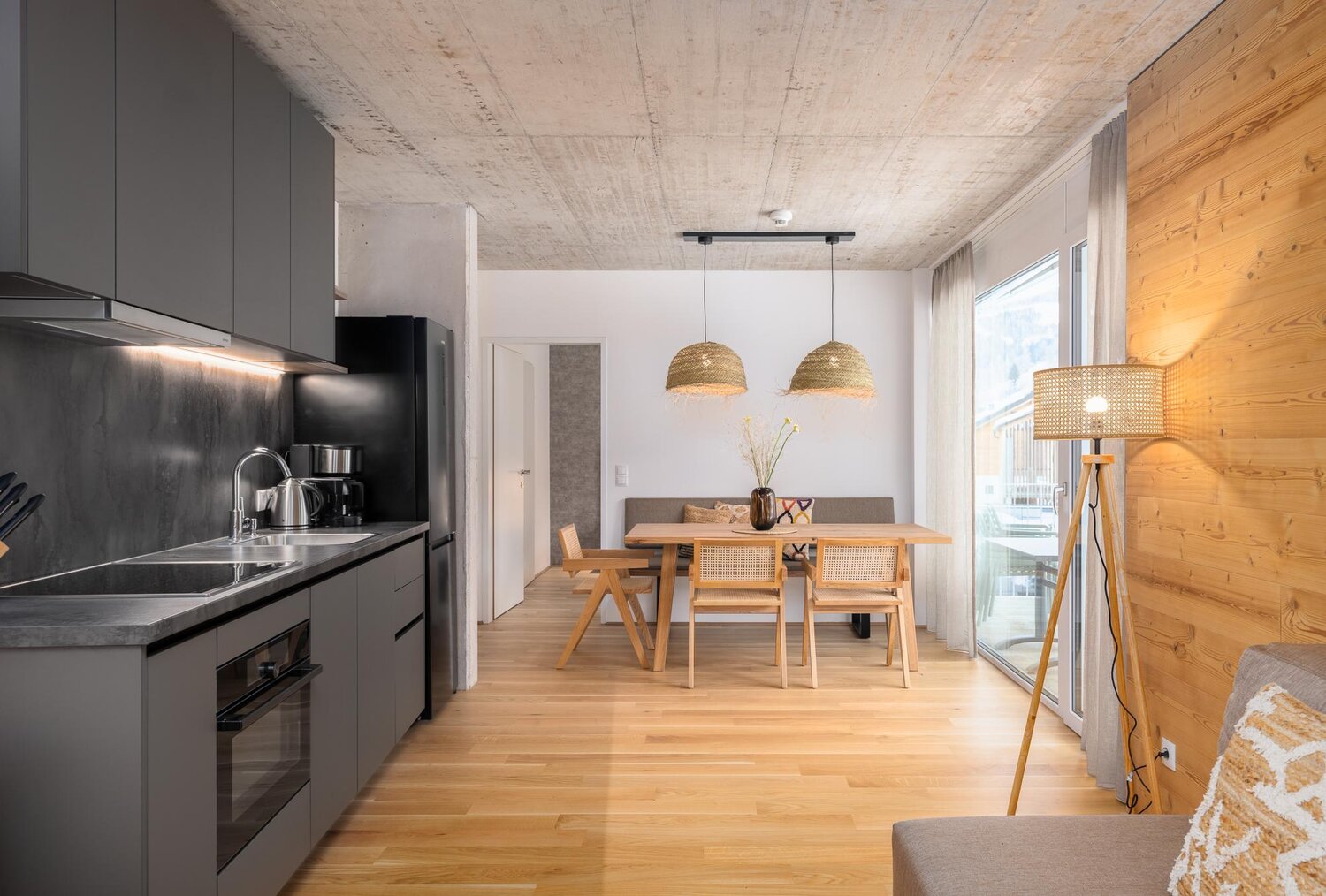 Offene Küche und Essbereich mit Holzakzenten