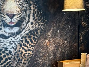 Leopard-Wandbild neben modern eingerichtetem Wohnzimmer