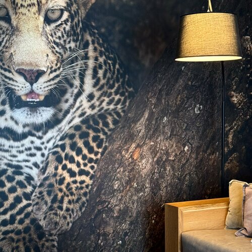 Leopard-Wandbild neben modern eingerichtetem Wohnzimmer