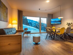 Geräumiger Wohn- und Essbereich mit Holzböden und Bergblick