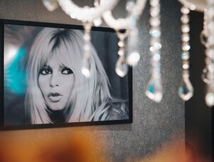 Gerahmtes Schwarzweiß-Porträt einer blonden Frau