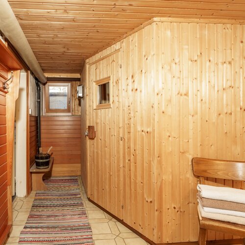 Enge Holzverkleideter Flur mit Kleiderhaken und Handtüchern