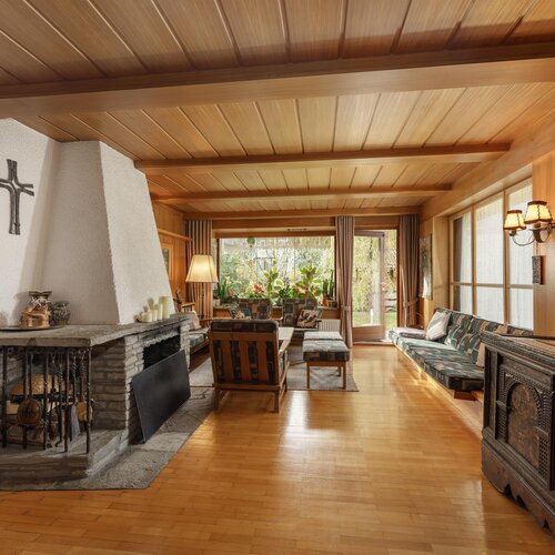 Gemütliches Wohnzimmer mit Kamin und Holzbalkendecke