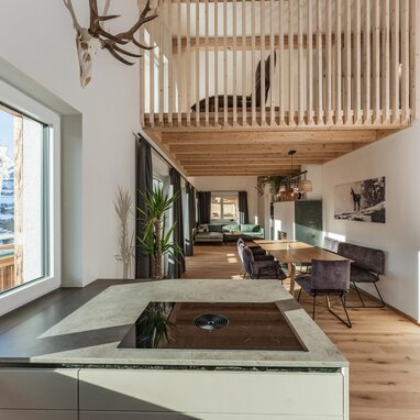 Offener Wohn- und Essbereich mit Holzbalken-Loft