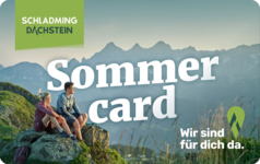 Zwei Wanderer sitzen auf Felsen mit Sommer Card-Text in Bergen.